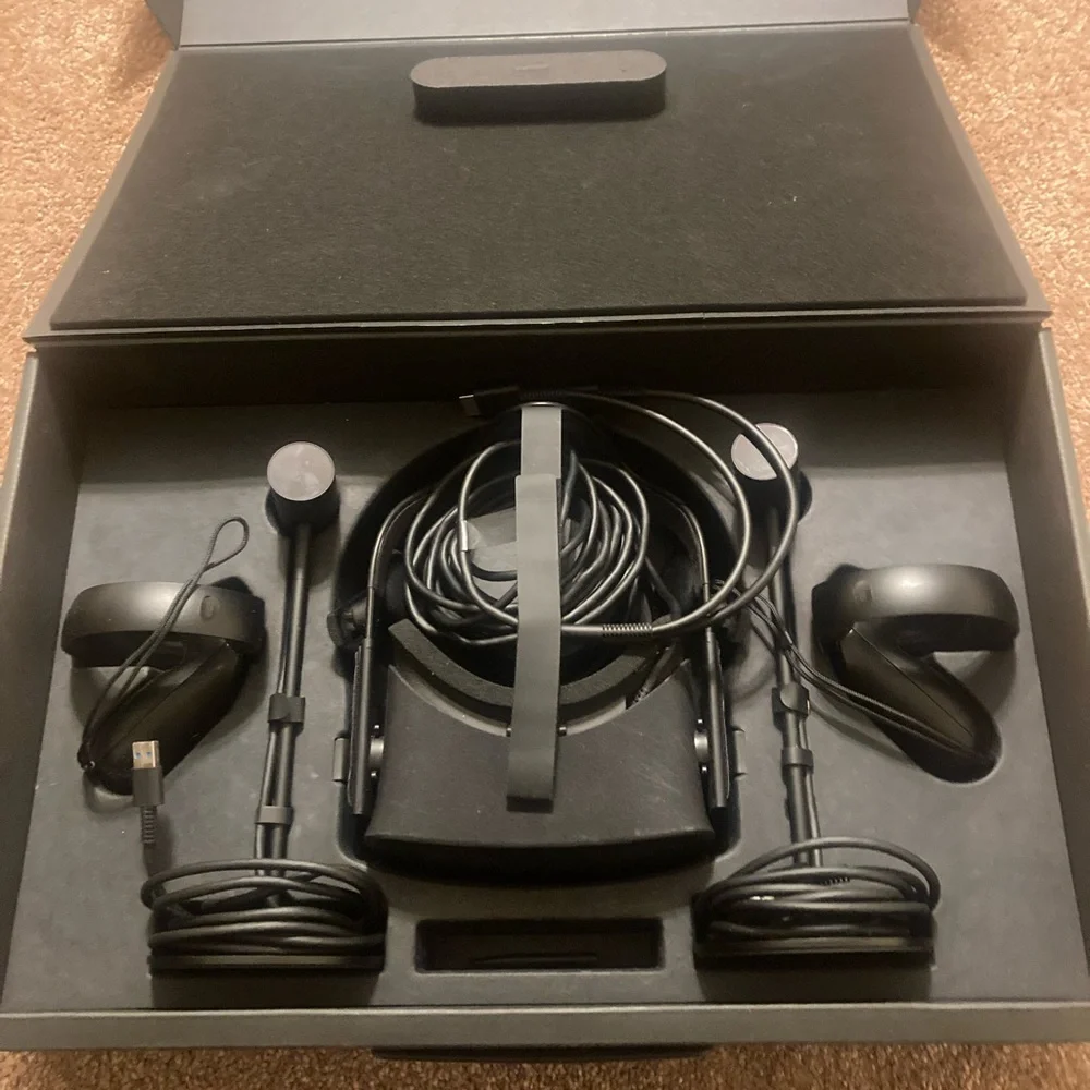 Oculus Vr rift color black: headpiece,controls, guardian stands